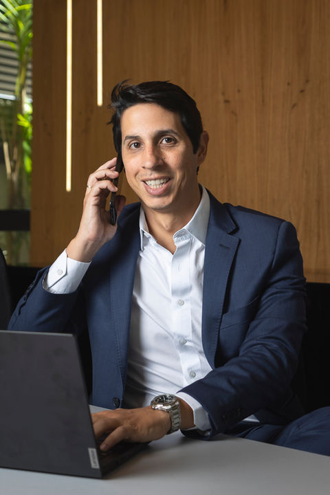 Uma boa fotografia transRetratos Corporativos Campinas/SPmite confiança, complementa e ajuda a apresentar o melhor de você. Apresentar-se de forma elegante, com um retrato corporativo que reflete sua imagem autêntica e profissional, é uma das chaves para conquistar mais visibilidade e reconhecimento!