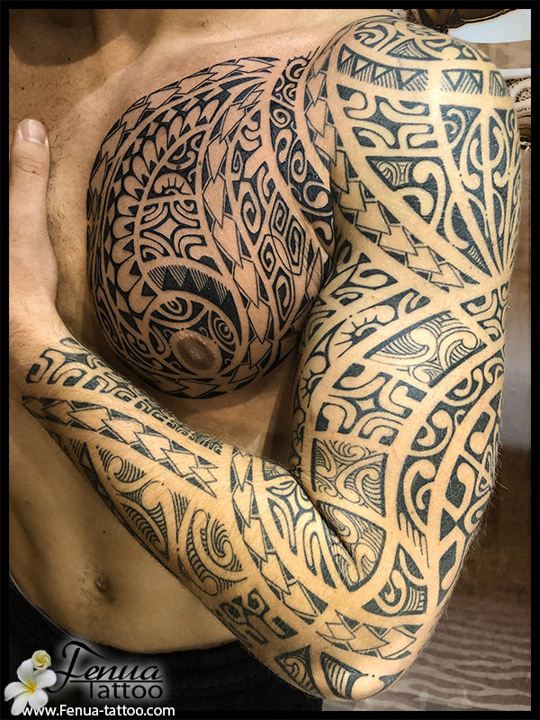 tatouage polynésien bras épaule pec par le tatoueur pierre martinez