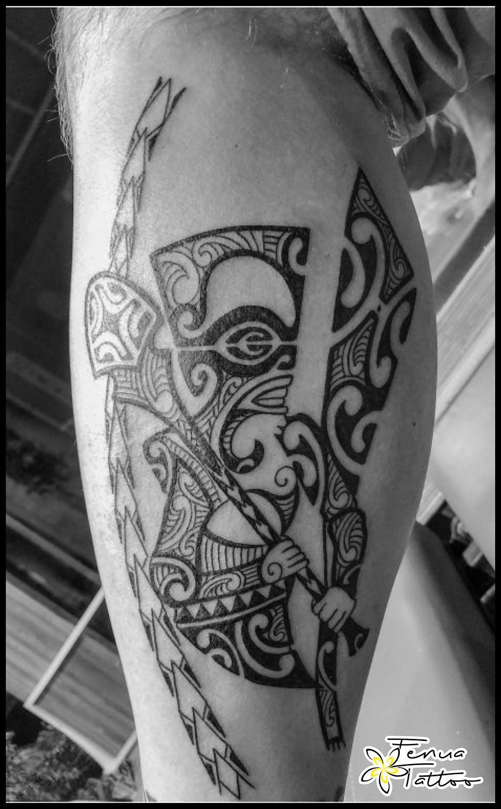 tattoo-polynesien-mollet-homme-detail-tiki-traditionnel-sanary