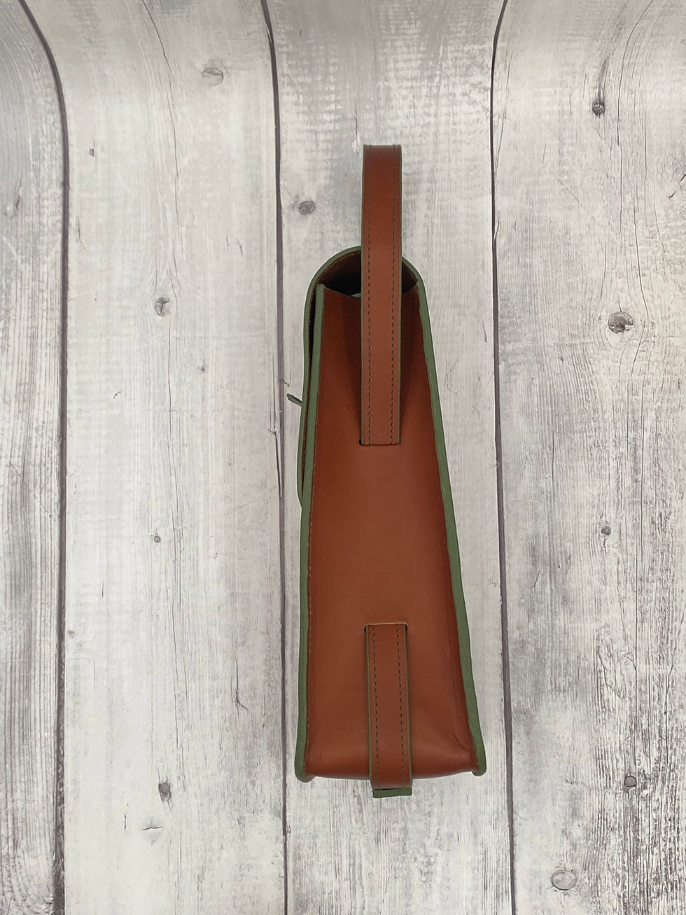 Thumbnail: sacoche pour boule de pétanque en cuir