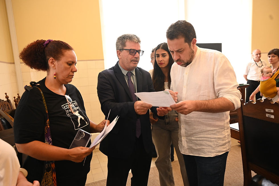 Associação Vida e Justiça entrega ofício ao ministro Guilherme Boulos durante anúncio do Grupo de Trabalho Técnico da Maré