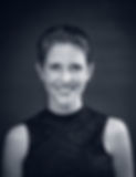 Porträt der lächelnden Autorin Eva Gengler mit hochgesteckten Haaren in Schwarz-Weiß.