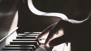 Stronger Fingers - Beginner’s Practice Guide to Piano Techniques and Exercises