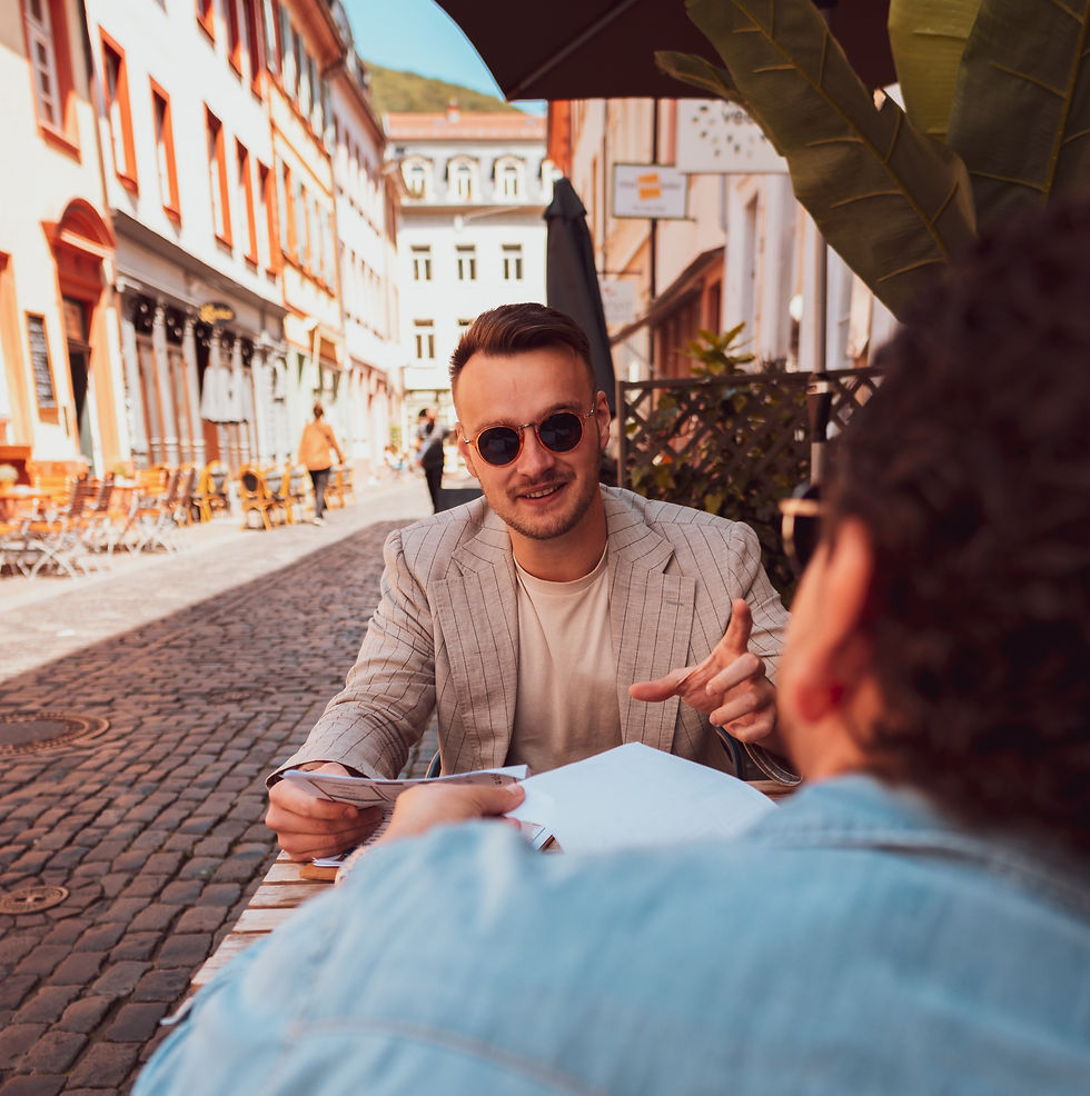 Beratungsgespräch in lockerer Atmosphäre im Herzen der Altstadt Heidelbergs. Beratung ,al anders.