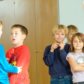 "Großmutter, warum hast du so große Ohren?"