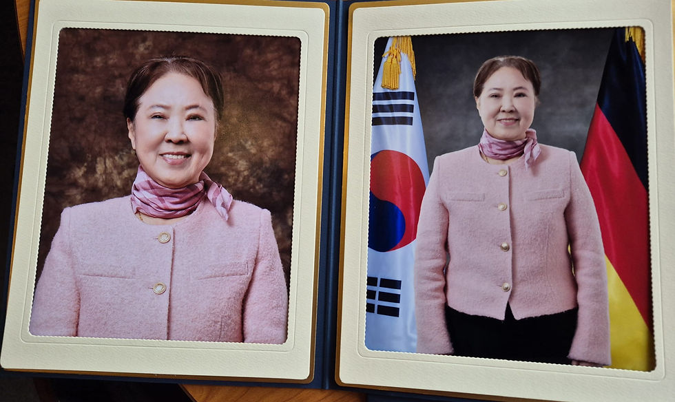 파독 간호사 출신 정명옥 작가, 사진 투어 행사에서 촬영된 초상사진
Portrait of artist Jeong Myung-ok, former German-Korean nurse, photographed during the photography tour event