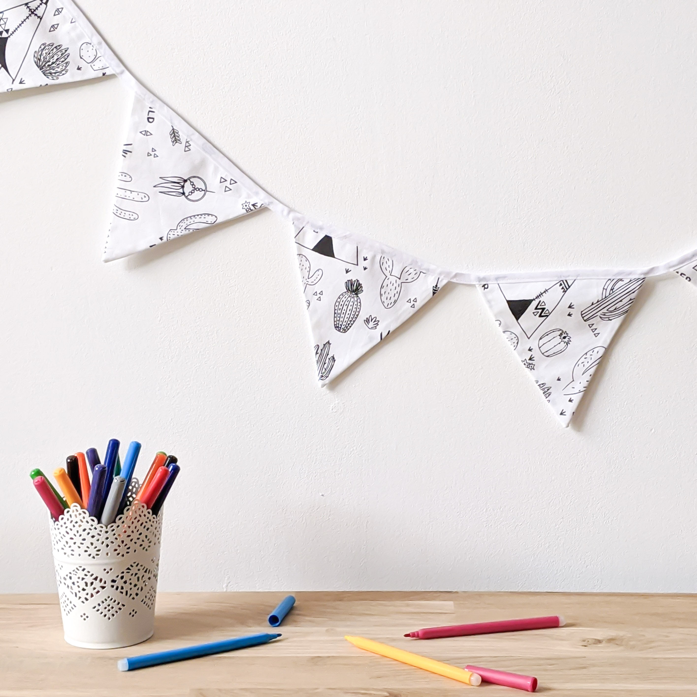 Fanion à colorier tipis