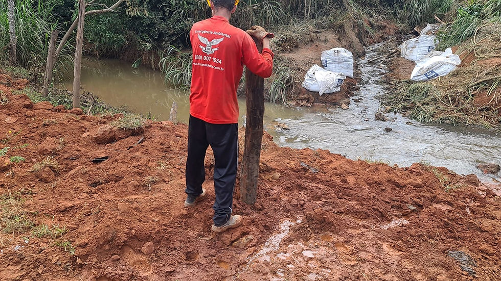 💧🌱 Ação de Emergência Ambiental em andamento 🌱💧Nossa equipe está atuando na contenção e mitigação de impactos ambientais em área de nascente. O trabalho inclui a instalação de barreiras para controle do fluxo hídrico e prevenção da dispersão de contaminantes.Compromisso com a preservação ambiental e a segurança sempre em primeiro lugar!