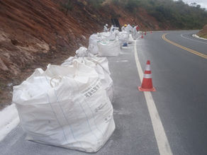 📍 Atuação em ocorrência ambientalRegistro de atuação emergencial em trecho rodoviário, com contenção e retirada segura de produto sólido derramado na pista.💼 Equipe técnica devidamente equipada co