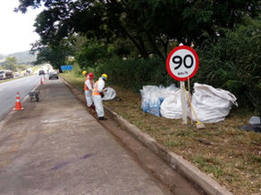 🌱 Limpeza nas rodovias!Nosso time está trabalhando na manutenção e limpeza das margens da estrada para garantir mais segurança, preservação ambiental e um caminho mais limpo para todos.