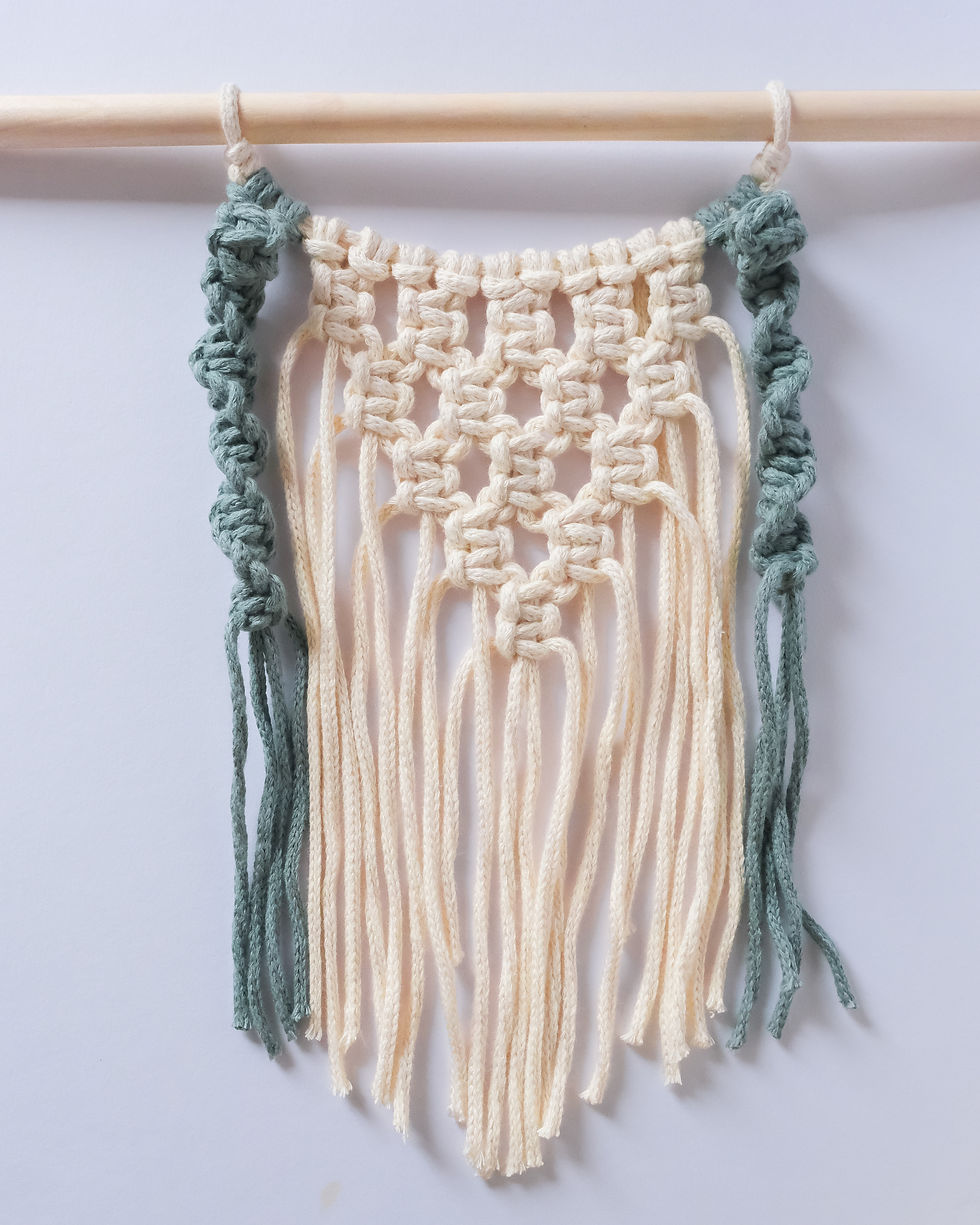How to start in macrame - small wall hanging pattern