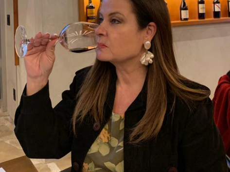 Provando taças em degustação de três rótulos de vinhos