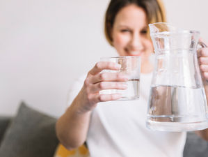 A água ajuda a amenizar os sintomas da menopausa?
