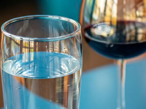 Por que beber água com vinho? Entenda como esse hábito melhora a experiência