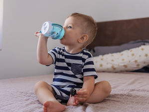 Quando o bebê pode beber água? Entenda o momento certo e os cuidados necessários