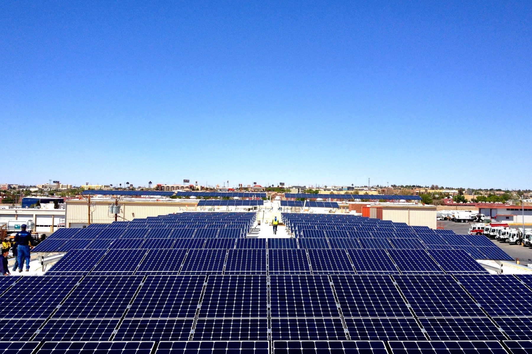 A 200.8 kW DC rooftop array on the City of El Paso's Municipal Service Center, modeled at roughly 314,291 kWh per year.
