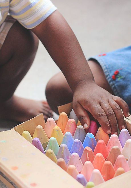 Enfants jouant avec de la craie