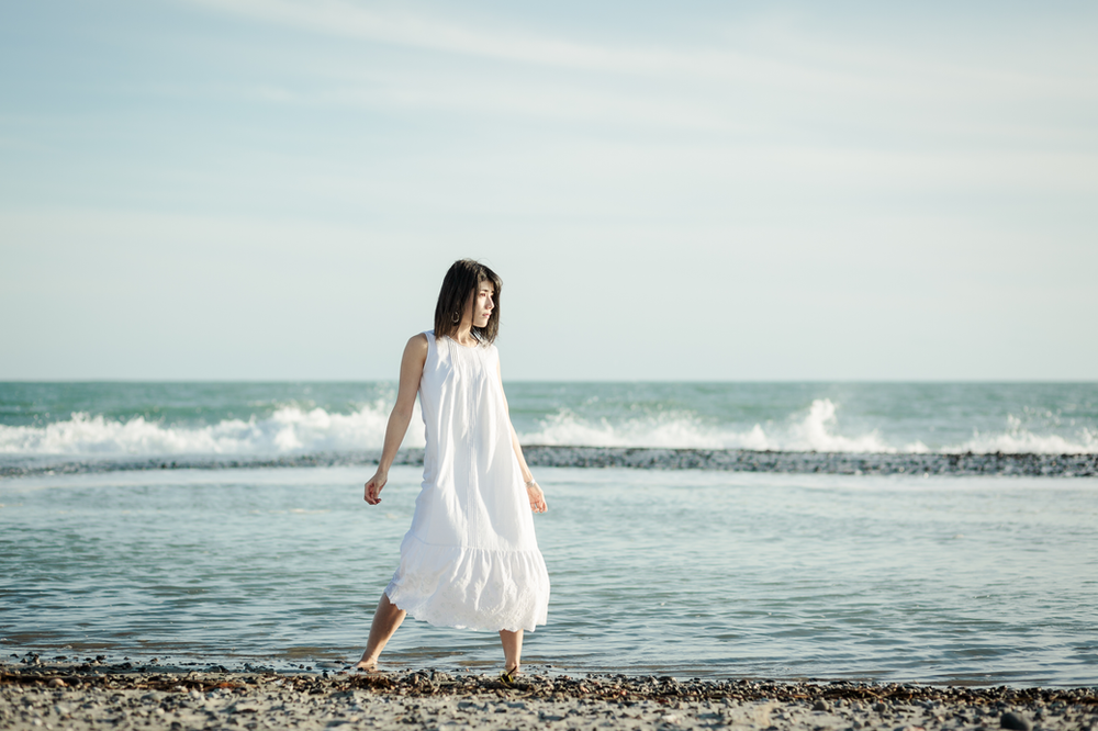 海と白ワンピース