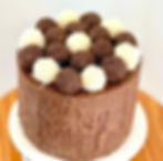 Bolo com blindagem de ganache e docinhos no topo