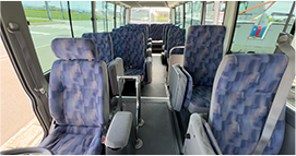 マイクロバス車内