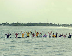 групповое фото с лайнапа Мальдив