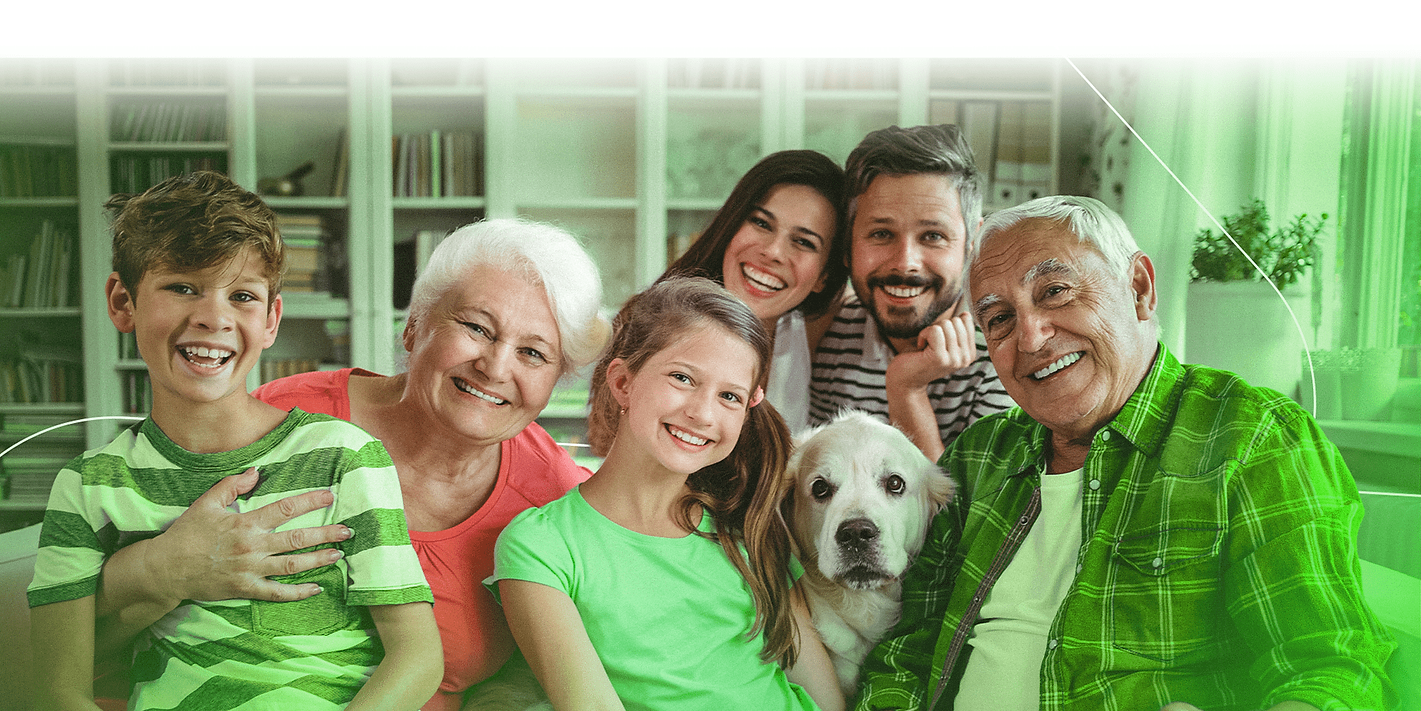 Família de seis pessoas reunidas felizes com um cachorro