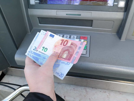 Geld van een MultiBanco geldautomaat