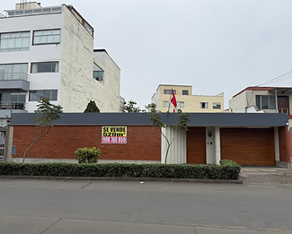 Fachada con cartel y edificio al costado 4.HEIC