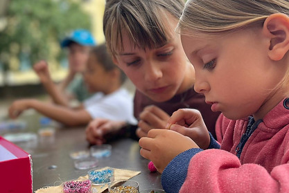Enfants en pleine séance d'atelier d'art plastique