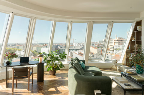 Visão geral da sala de TV e escritório com iluminação natural | Design de interiores | Arquitetura | Lisboa