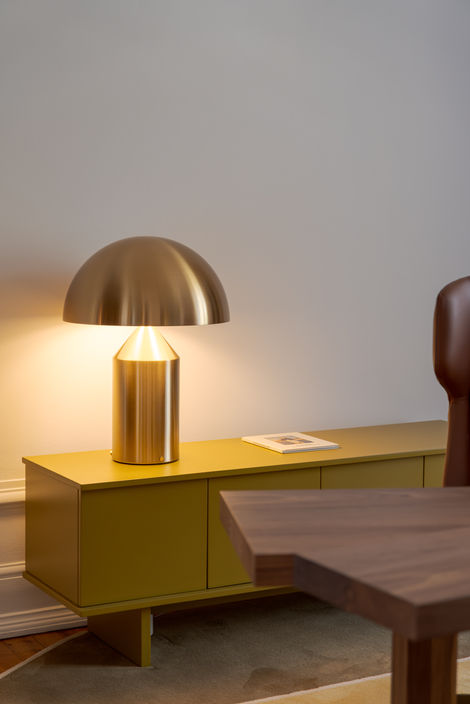 Gabinete principal com secretária de edição limitada Charlotte Perriand e tapete Ferreira de Sá, projeto de design de interiores do Atelier Rita Valadão em Lisboa.