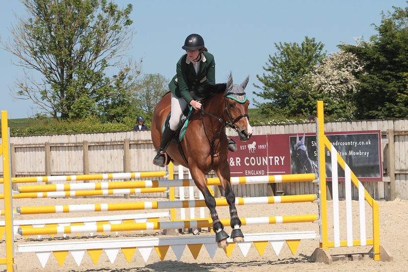 3V4J2303{1.05m Amateur.jpg