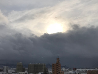猛吹雪なのに、空が晴れてること、そして地震に注意!