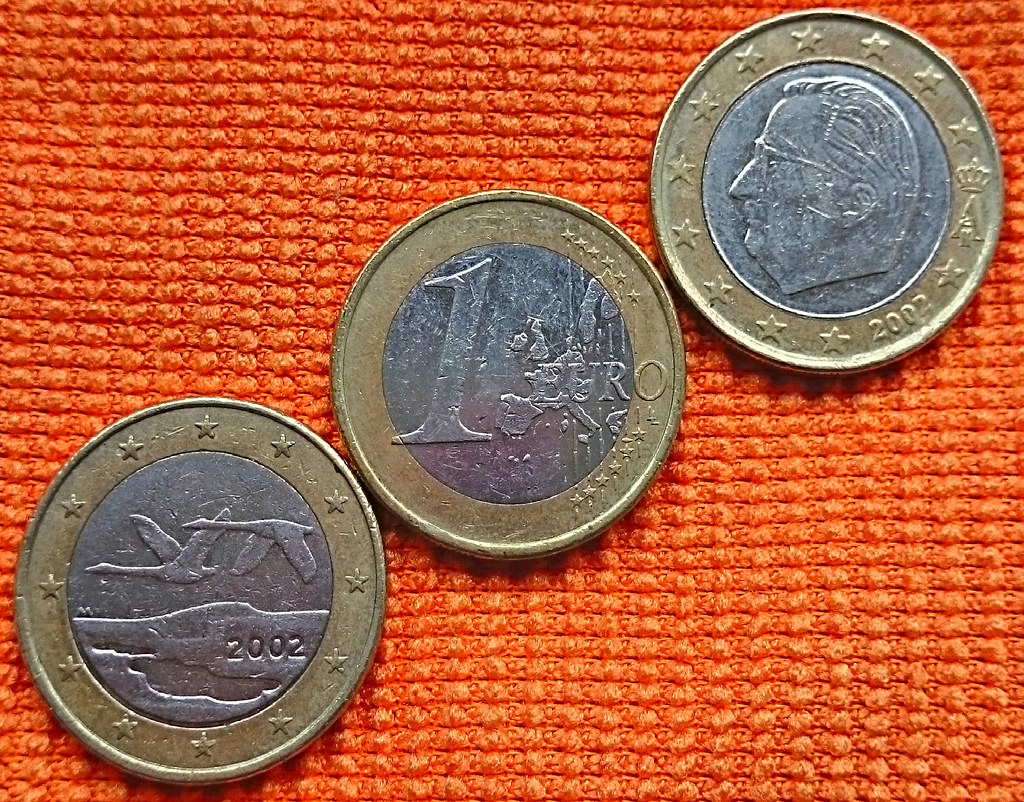Euro Hits 17-Month Low as France's Finances Weigh on the Currency