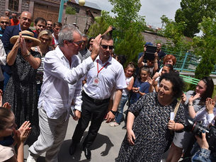 Musicians Ian Gillan and Tommy Iommi, Supporters of Octet Music School’s Renovation