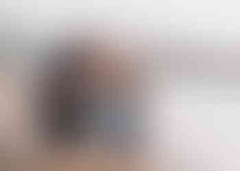 Family photo on Raglan beach in New Zealand in front of a mountain by the sea