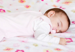 Doit-on réveiller bébé d’une sieste trop longue ?