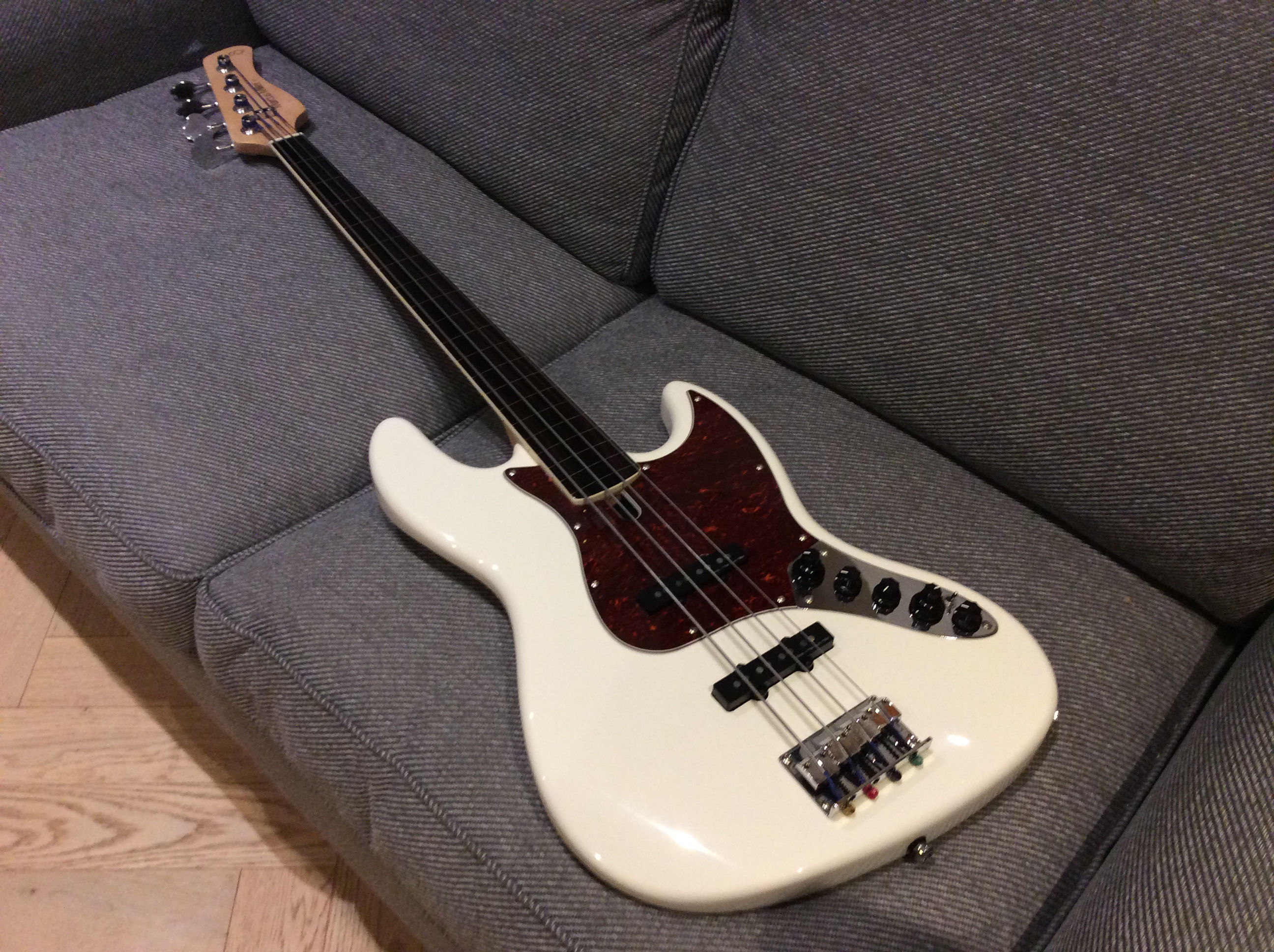 Marcus Miller V7 Fretless Bass andPadded Gigbag