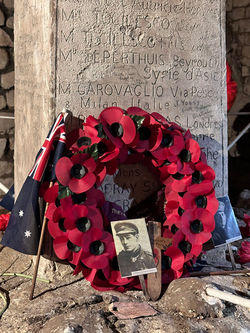 Cité souterraine de Naours 7a - l'obelisque de 1893 et couronne de coquelicots