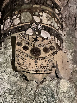 Cité souterraine de Naours 5 c - la rotonde échantillons de découvertes au pied de la Vie