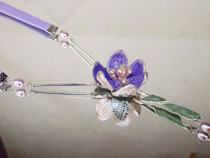 Crocus lilac Hand painted necklace in a single copy from leather with natural lilac pearls
Premium silver-plated alloy jewelry fittings