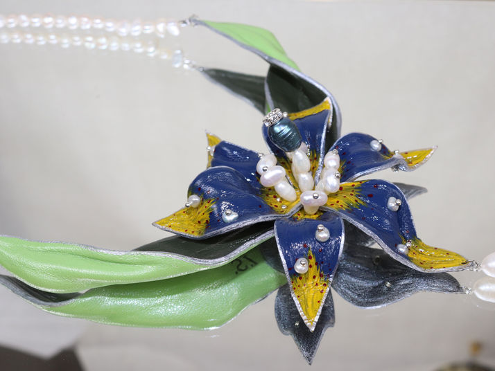 Lily blue Hand painted necklace in a single copy from leather with natural pearls
Premium silver-plated alloy jewelry fittings
green laeves