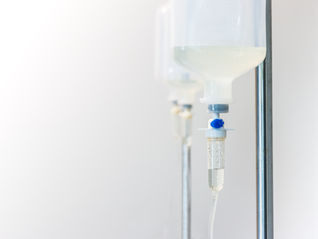 Soro Fisiológico: O Perigo Oculto dos Grandes Volumes na Emergência