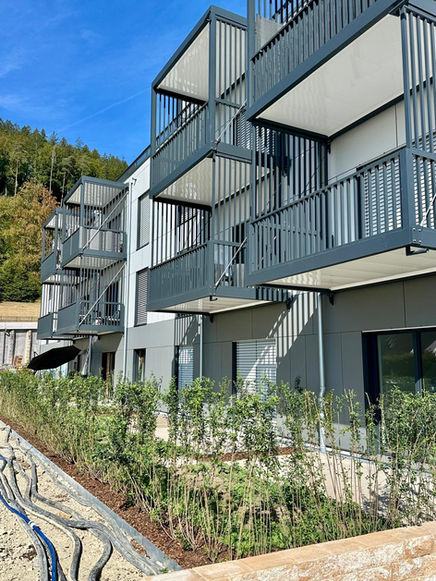 Untersicht der übereinanderliegenden Balkone entlang der Fassade