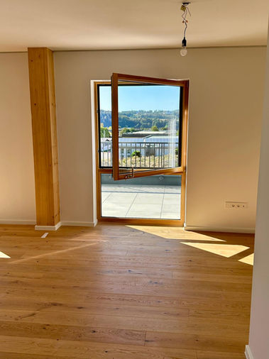 Bodentiefe Fenstertür mit Blick über das Tal