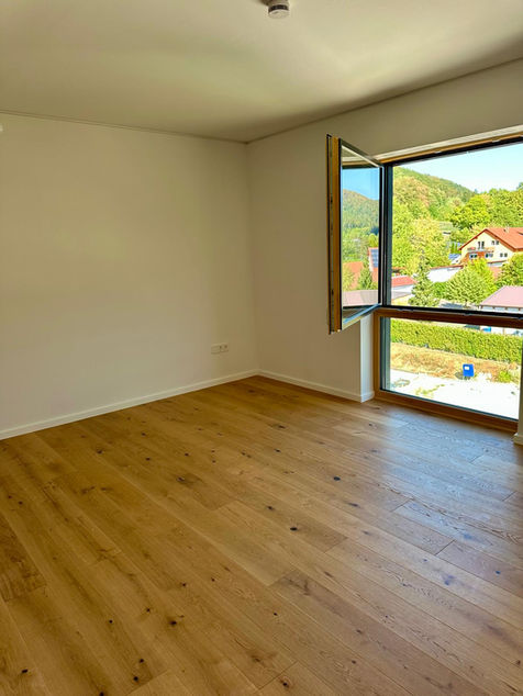 Zimmer mit geöffnetem Fenster Richtung Ortsmitte