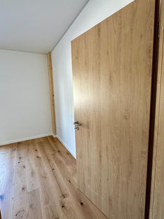 Detail des Innenausbaus mit sichtbarer Holzkonstruktion