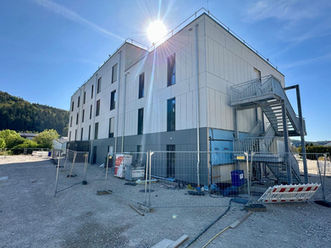Gegenlichtaufnahme der Nordfassade mit zweitem Rettungsweg