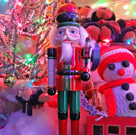 NUTCRACKER SOLDIER WITH VINTAGE TREE- Ma