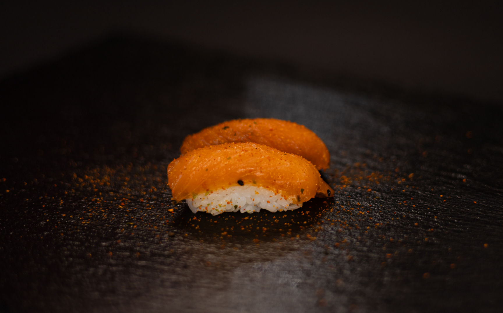 Nigiri karakuchi salmon (2pcs)